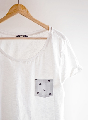 И шить совсем необязательно: декоративный карман для белой футболки