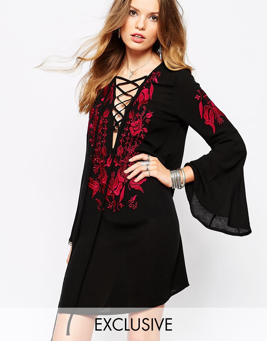 Платье с вышивкой и шнуровкой Glamorous в ASOS