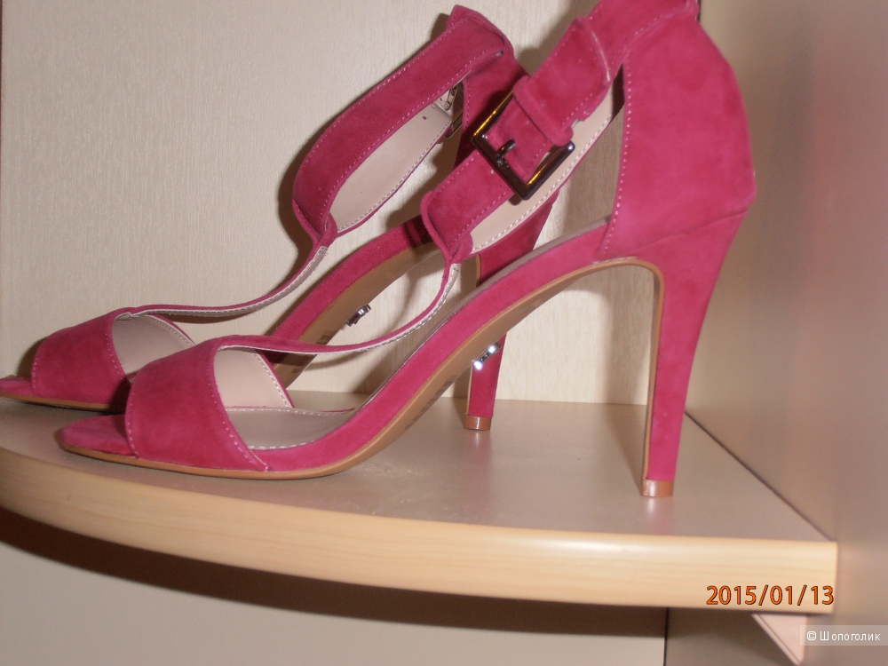 Продам новые замшевые босоножки Victoria`s Secret: Mid-heel T-strap Sandal. Размер 7.