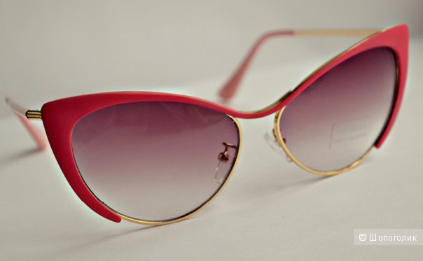 Солнцезащитные очки розового цвета