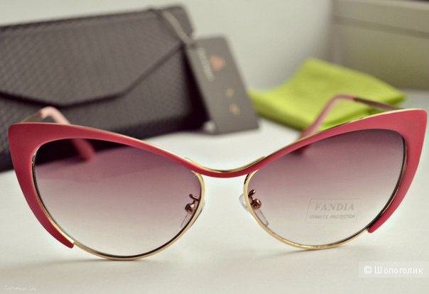 Солнцезащитные очки розового цвета