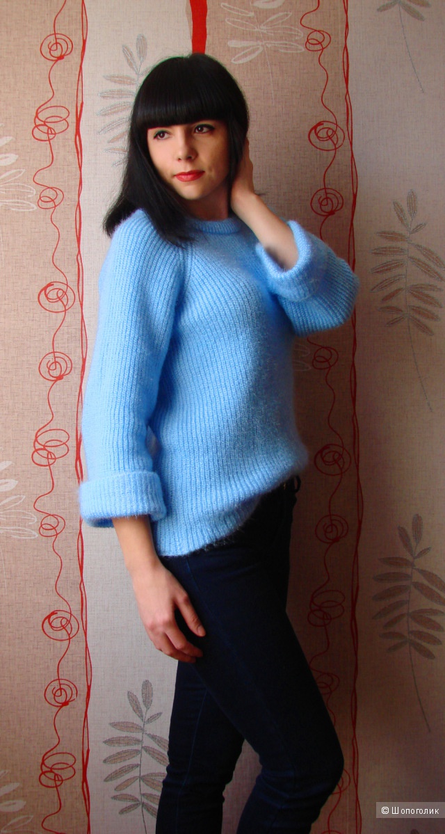 Теплый свитер голубого цвета