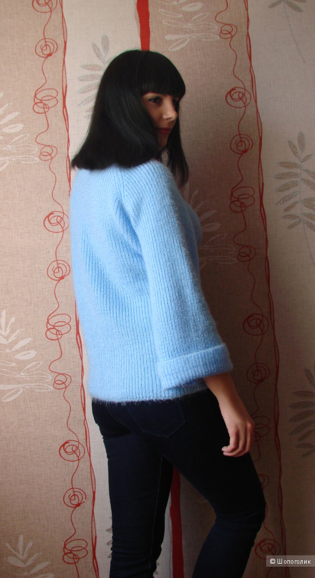 Теплый свитер голубого цвета