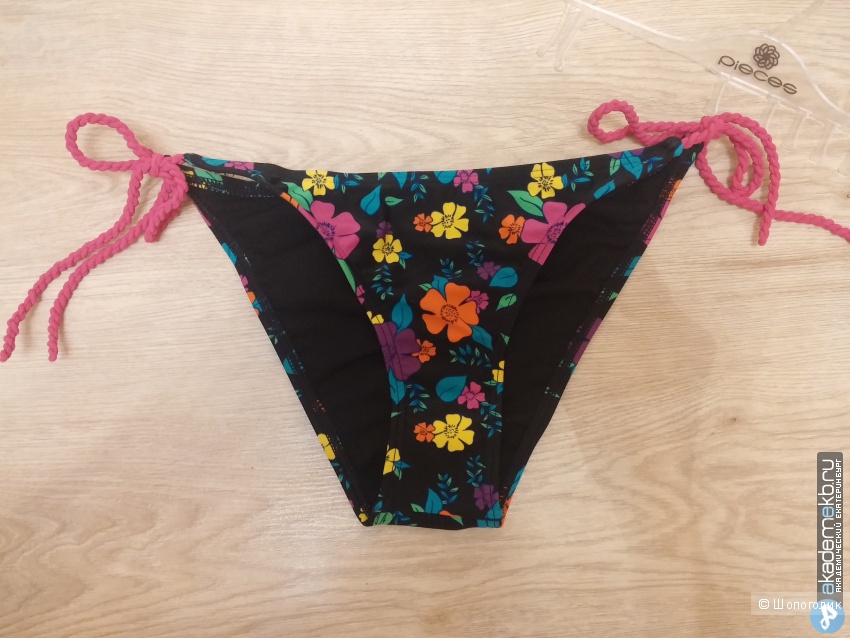 Продам абсолютно новый купальник Pieces Flower Print String Bikini Bottom - Black floral / M ; Pieces Flower Print String Bikini Top - Black floral / M