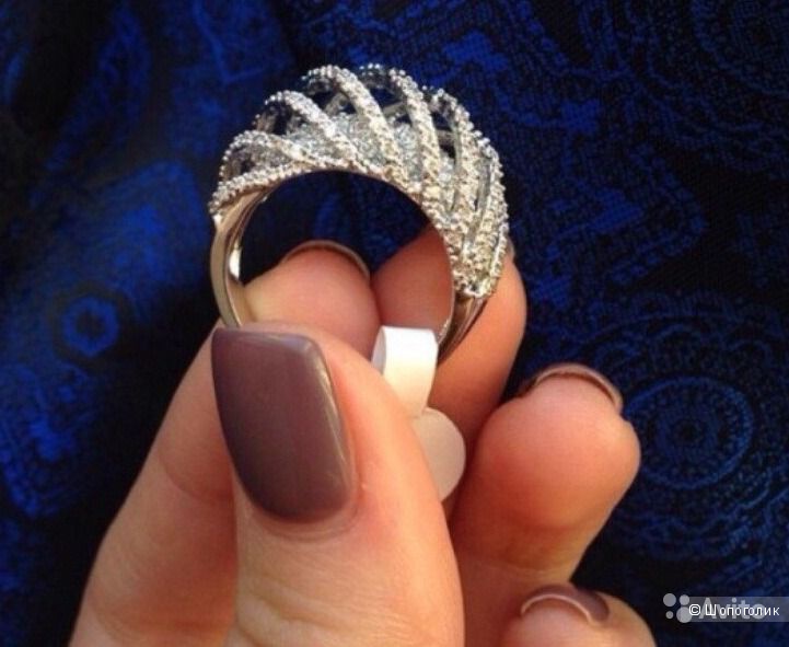 Шикарное объемное кольцо с россыпью цирконов