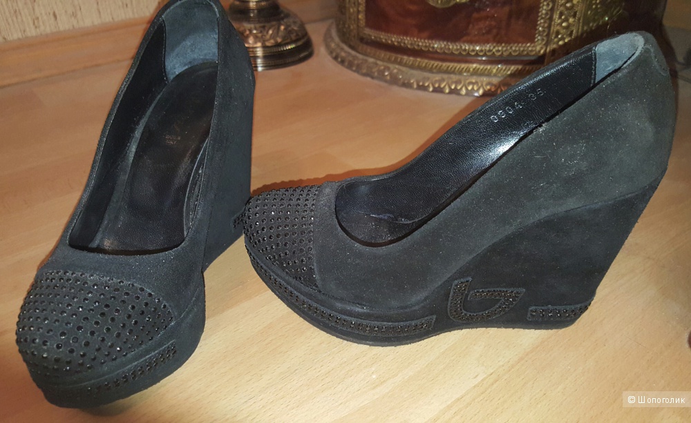 Продаются новые замшевые женские туфли фирмы BABLOS (Италия) размер 35-36