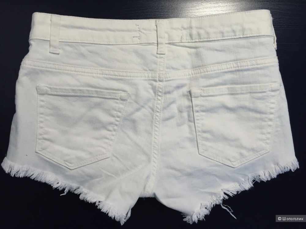 Белые рваные джинсовые шорты размер 28
