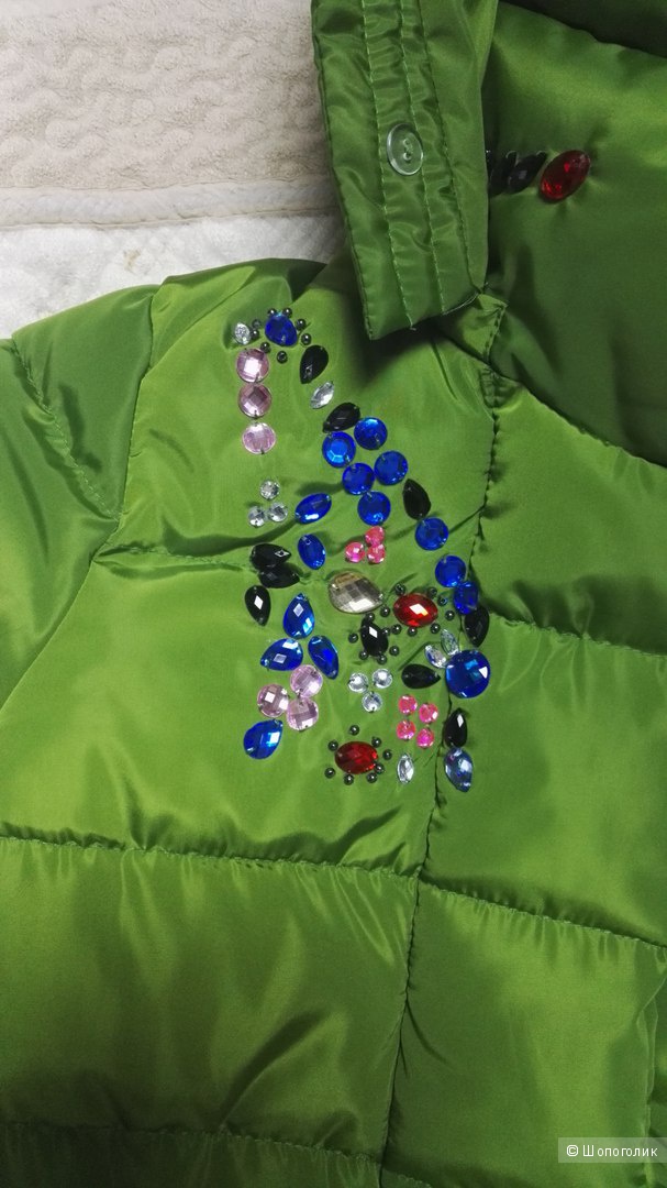 Очаровательная курточка насыщенного зеленого цвета , декорированная камнями и стразами !!!
