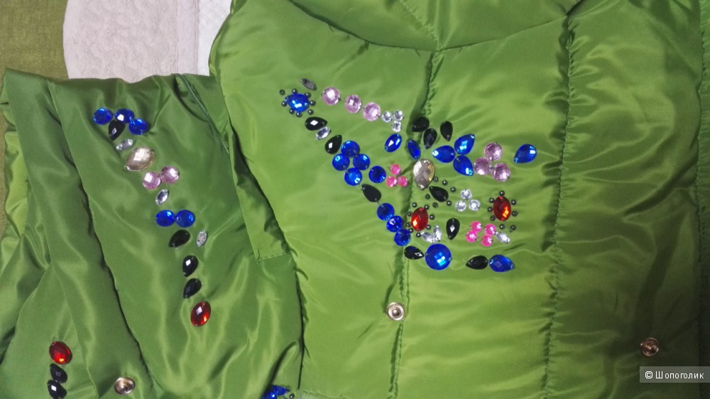 Очаровательная курточка насыщенного зеленого цвета , декорированная камнями и стразами !!!