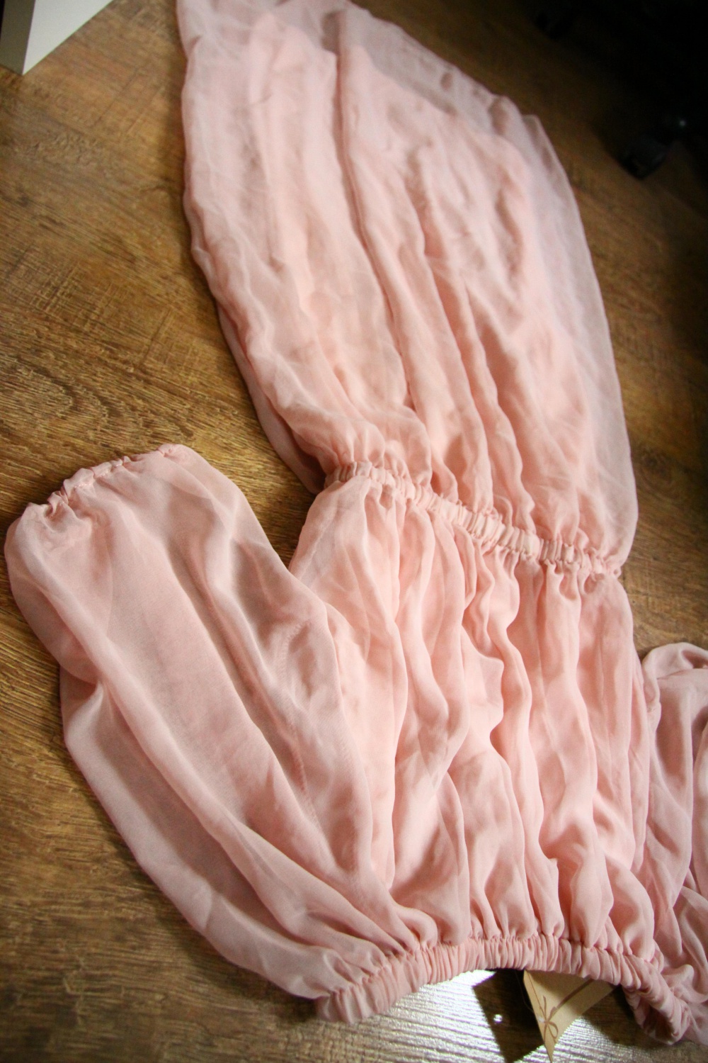 Розовое шифоновое платье с приспущенными плечами