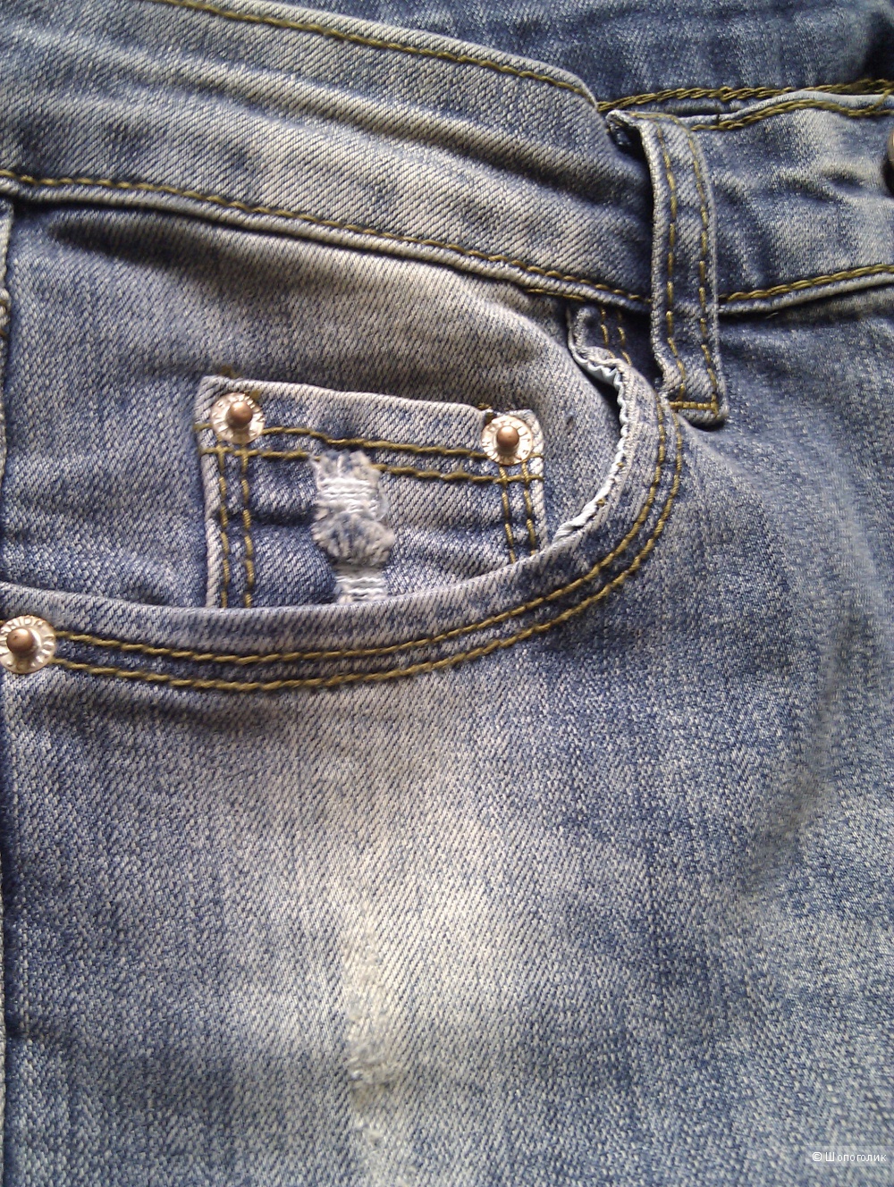 Молодежные джинсы с заплатками