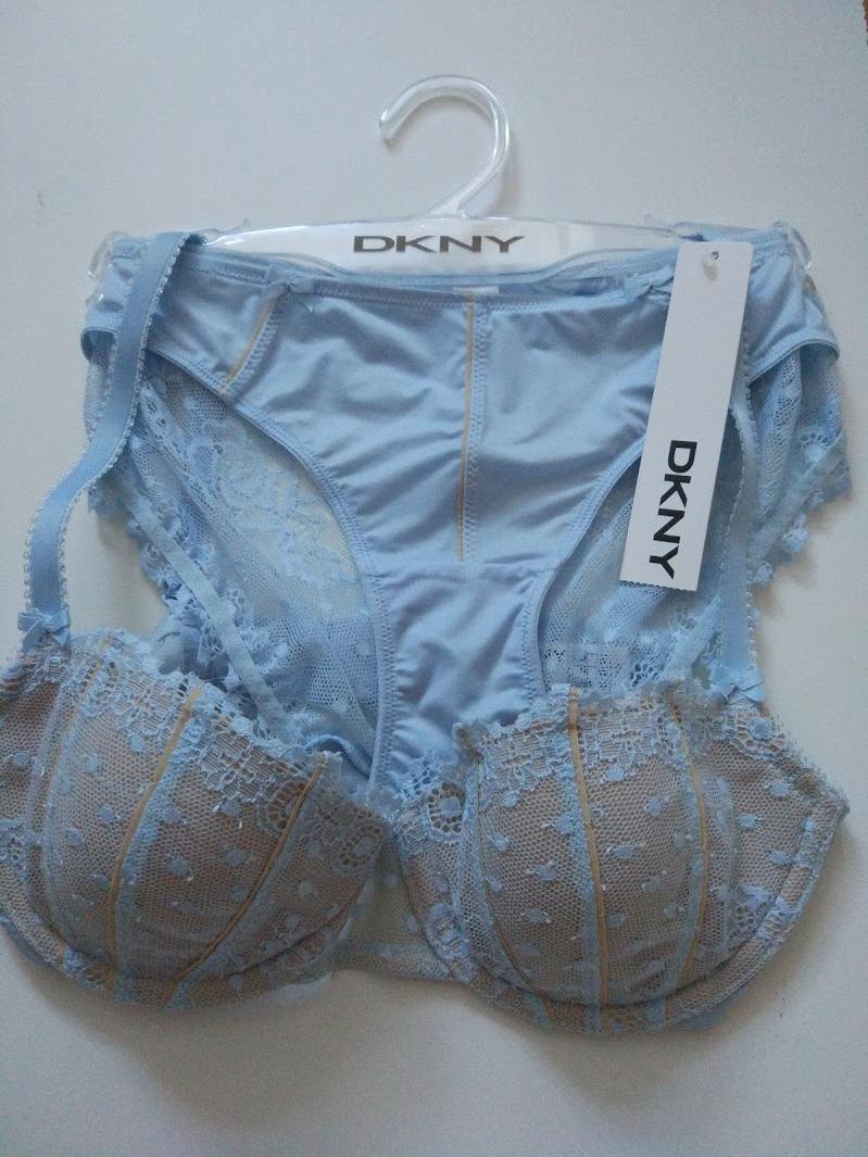 Милый и очень нежный комплект белья DKNY. Новый с бирками. Цвет небесно голубой светлый с телесным.