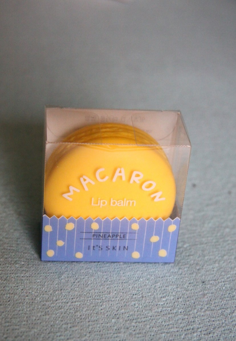 Блеск-бальзам для губ It's SKIN Macaron Lip Balm напоминающий французское пирожное Макарун.