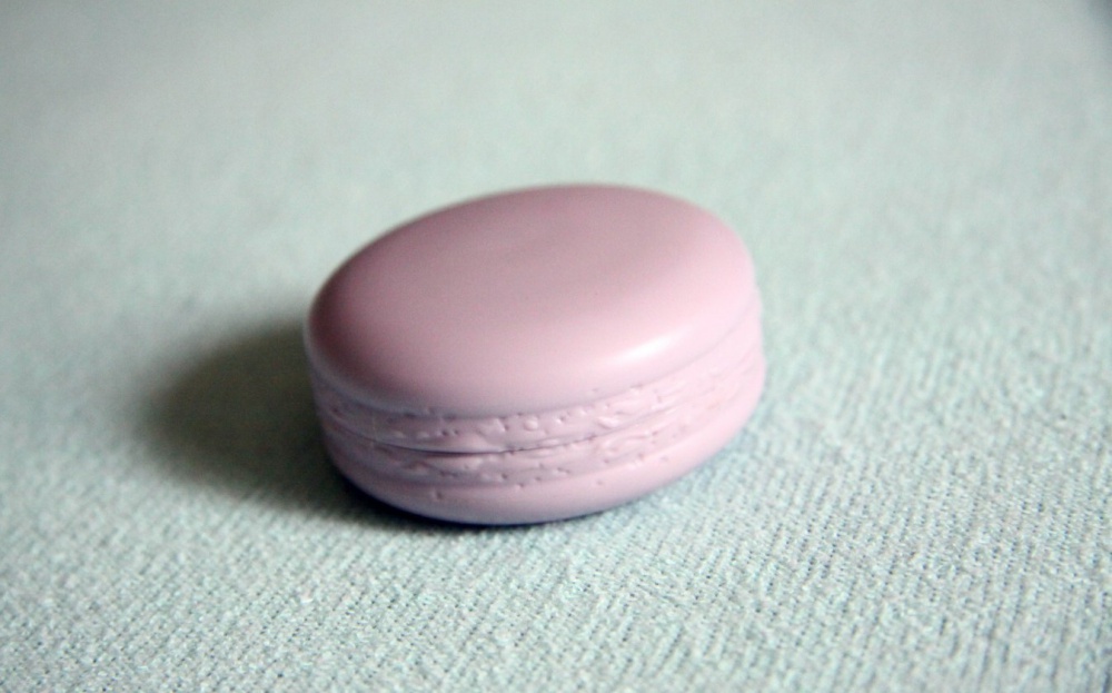 Блеск-бальзам для губ It's SKIN Macaron Lip Balm напоминающий французское пирожное Макарун.