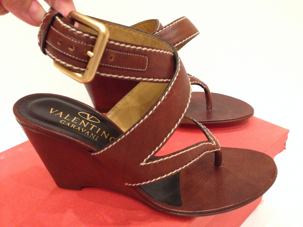 удобнейшие босоножки на танкетке от кутюр класса "люкс" VALENTINO р.37.5 Новые