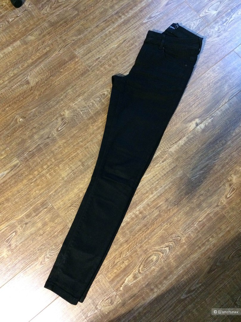 Ультразауженные черные джинсы с завышенной талией и рваным коленом ASOS PETITE Ridley