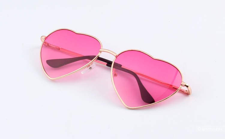 Солнцезащитные очки с оправой сердечком