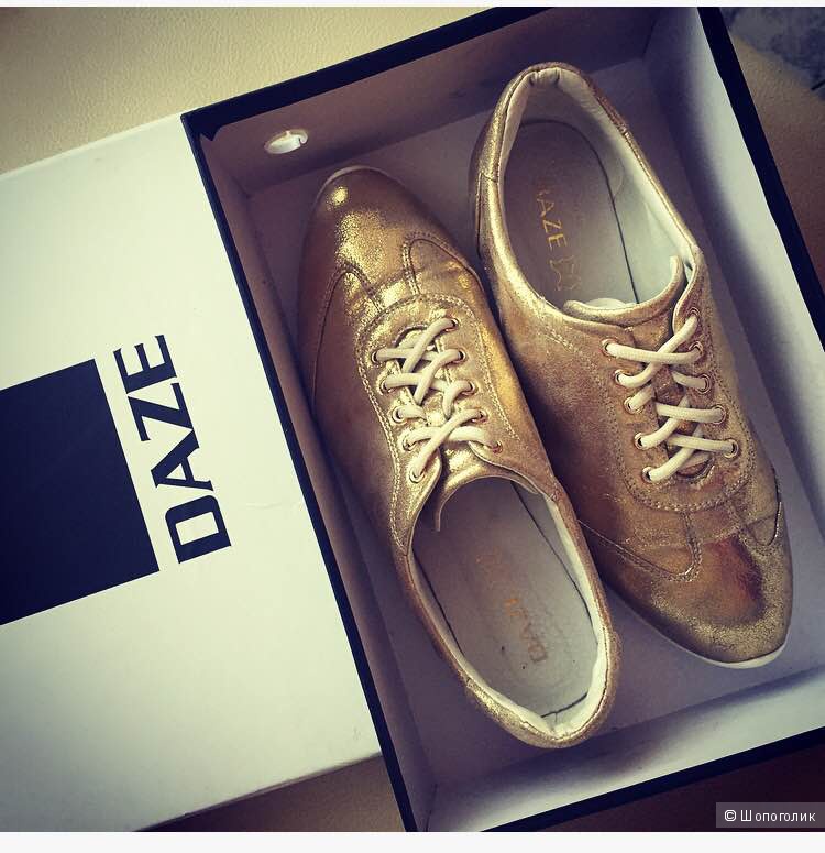 Стильные женские кроссовки DAZE  золотистого цвета, размер 38