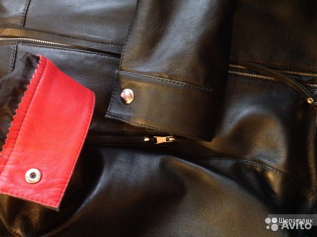 Кожаная куртка, черного цвета с красной отделкой, размер указан М-ка, производство Турция.