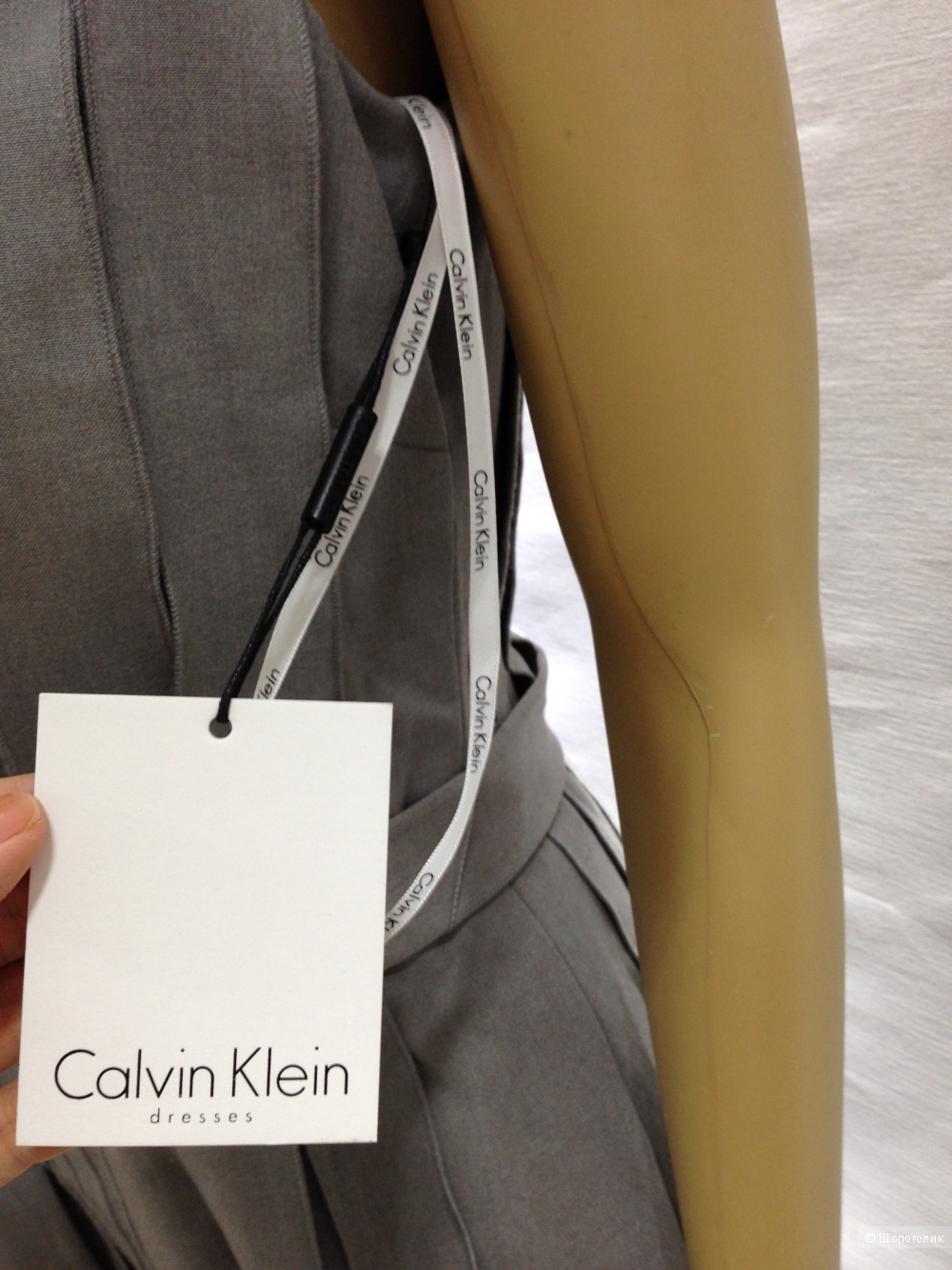 Офисное строгое платье от Calvin Klein р.44