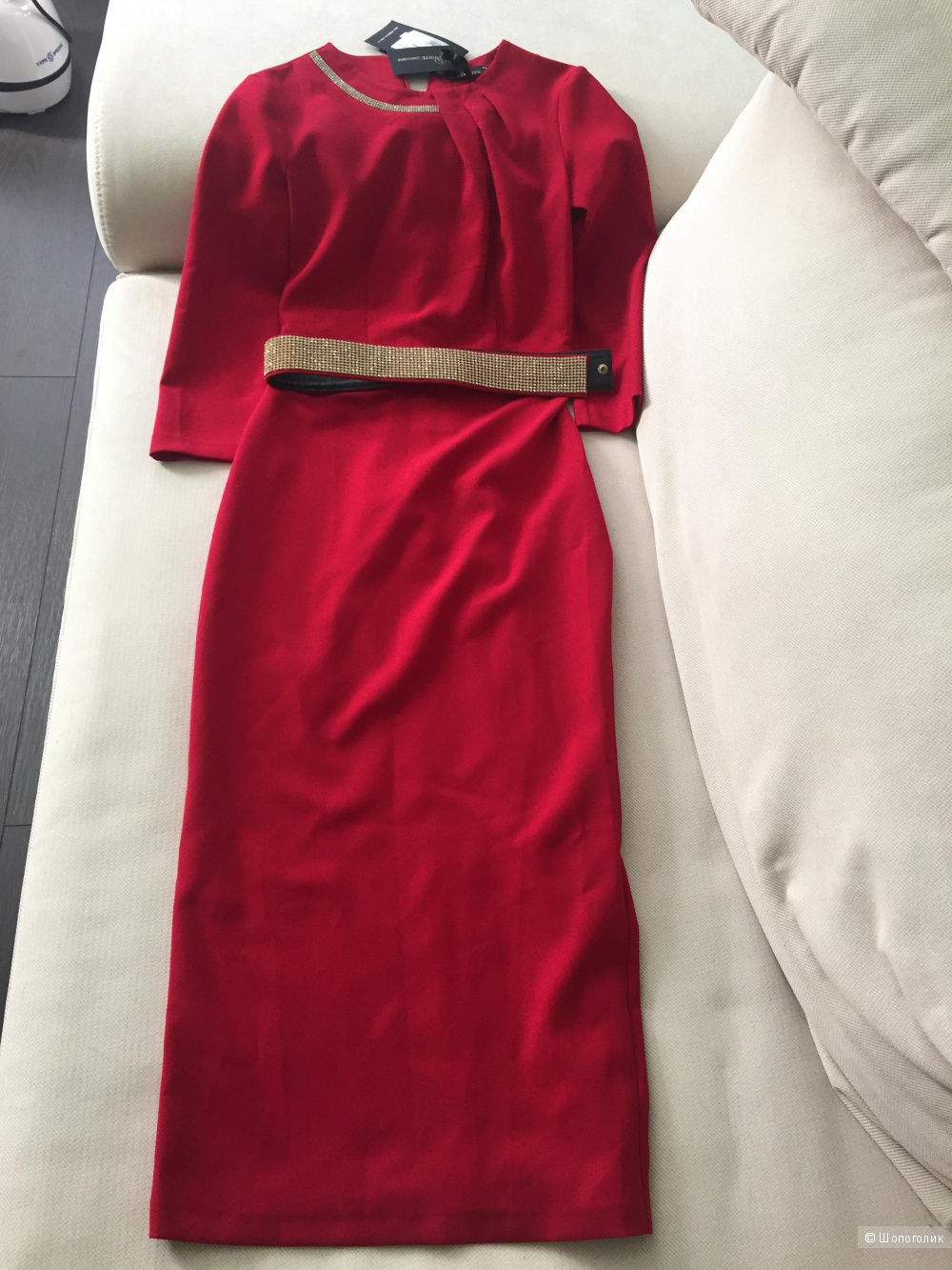 Красное платье длины миди с отделкой стразами горловины и пояса XS