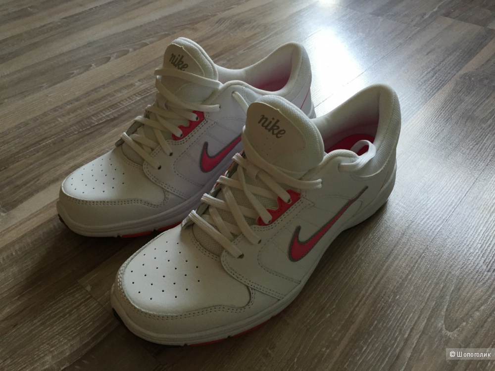 Новые кроссовки Nike (на 39-40 размер)
