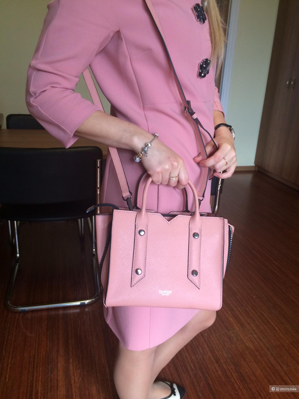 Миниатюрная объемная кожаная сумка с короткими ручками Botkier, цвет -розовая пудра (с отливом персика)