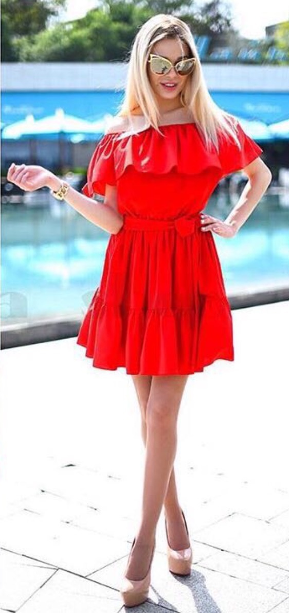 Летнее платье мини модного фасона ярко-красного цвета