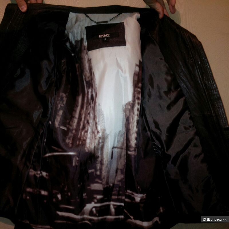 Женская куртка DKNY.
