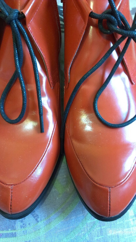 Новые кожаные оранжевые ботинки