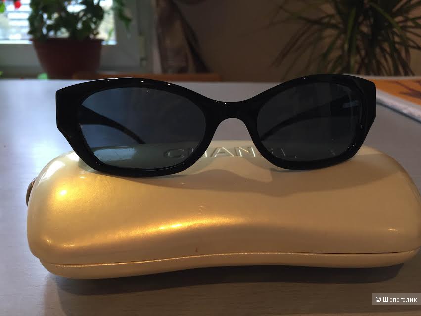Элегантные солнцезащитные очки Chanel.