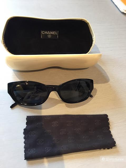 Элегантные солнцезащитные очки Chanel.
