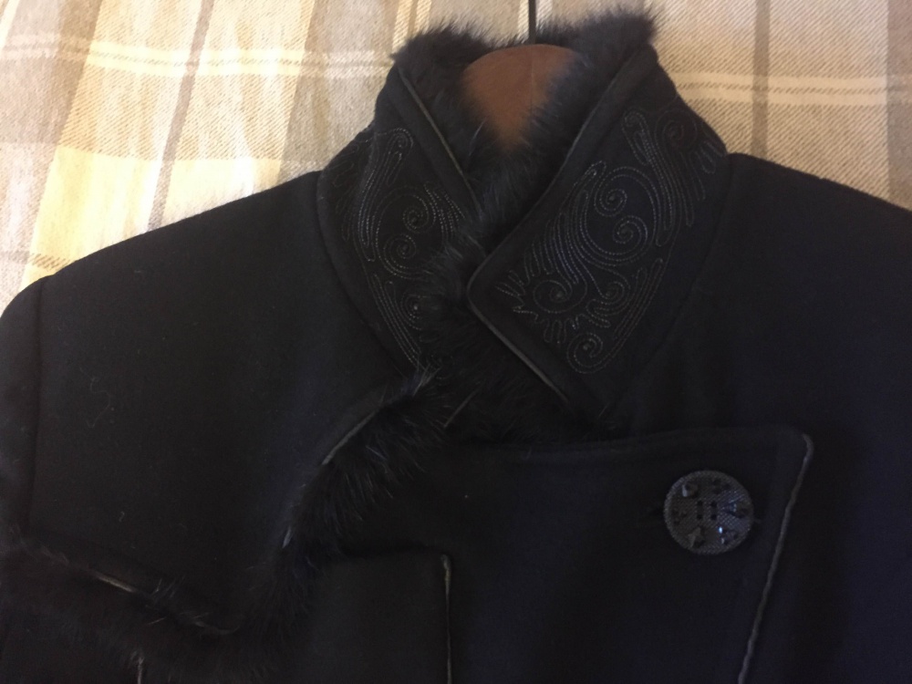 Пальто зимнее, цвет черный, размер 42-44