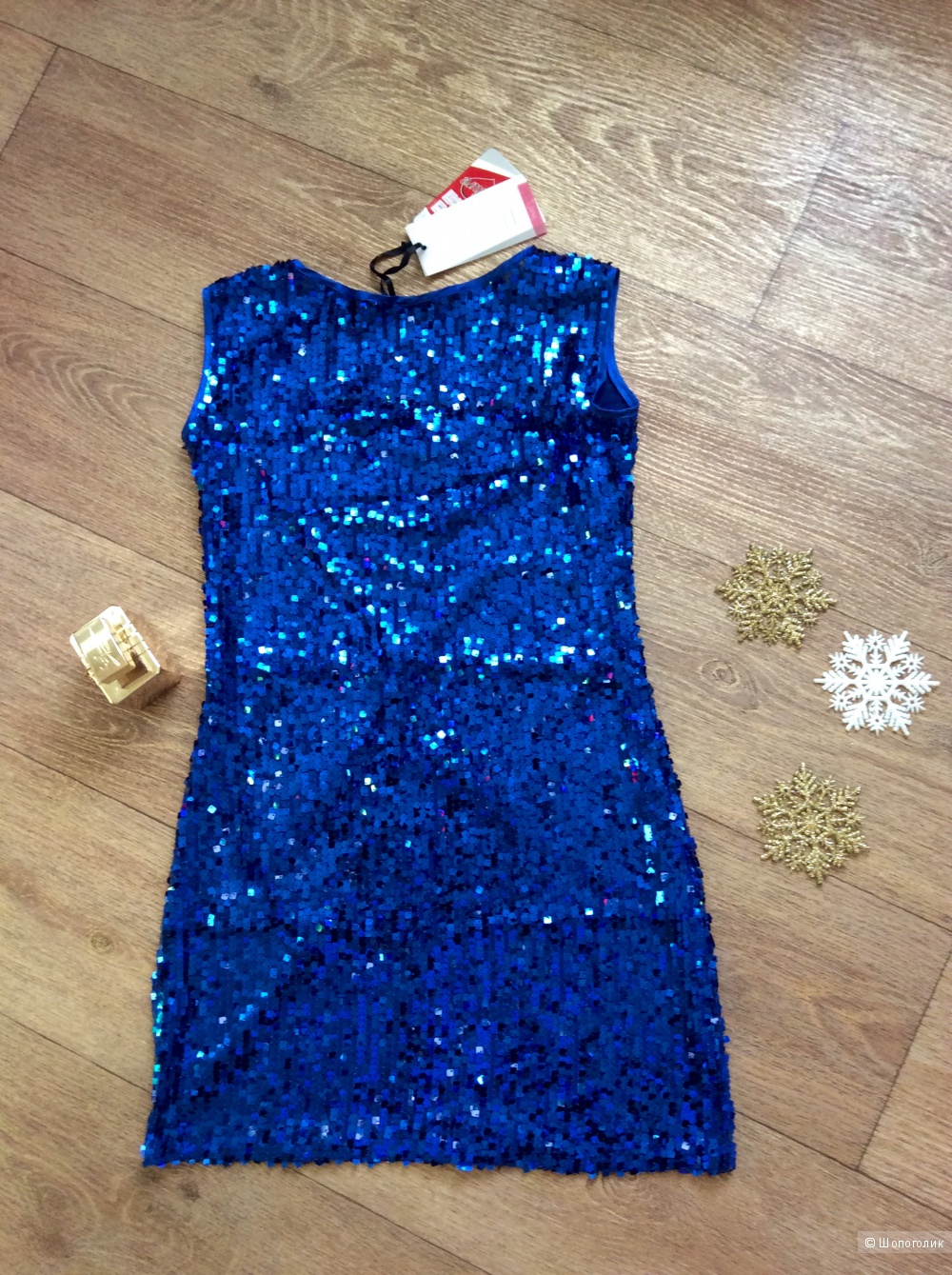 Коктейльное итальянское платье усыпанное пайетками синего цвета.