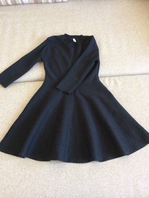 Черное расклешенное платье размер М