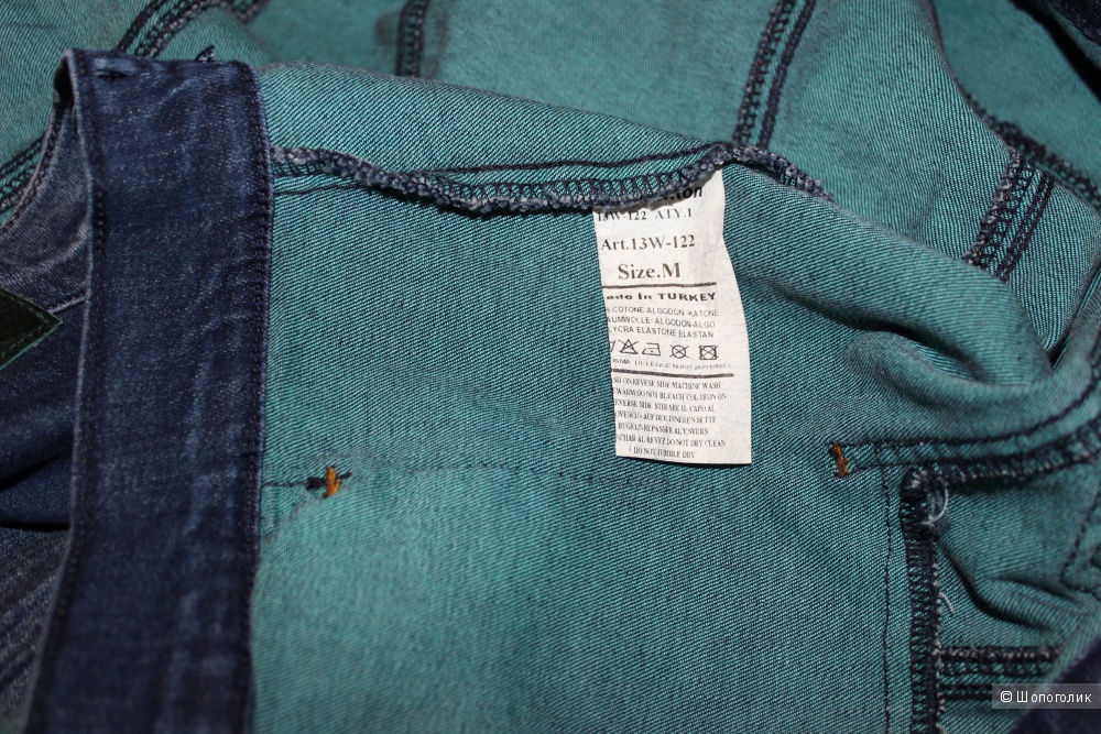Джинсовая курточка на 46 размер, цвет синий с зелёным внутри.