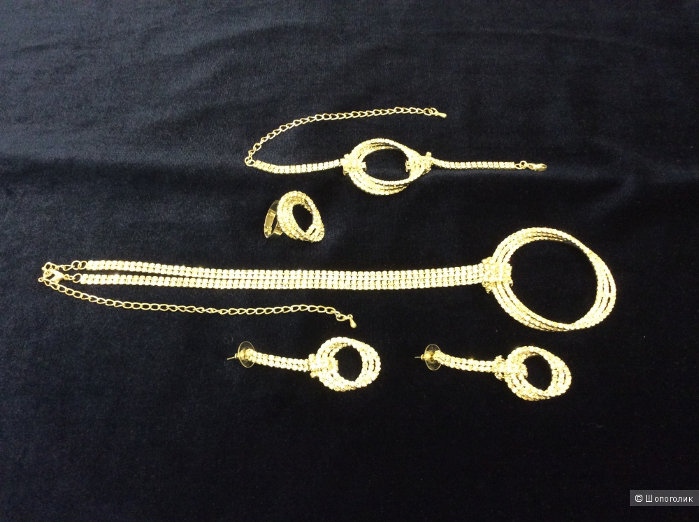 Комплект украшений: колье, серьги, кольцо и браслет со сверкающими стразами
