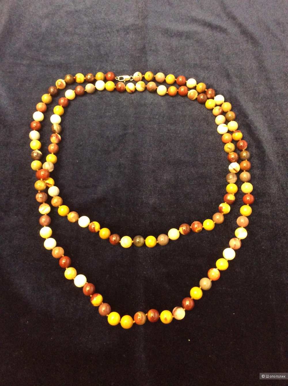 Ожерелье из разноцветных каменных бусин