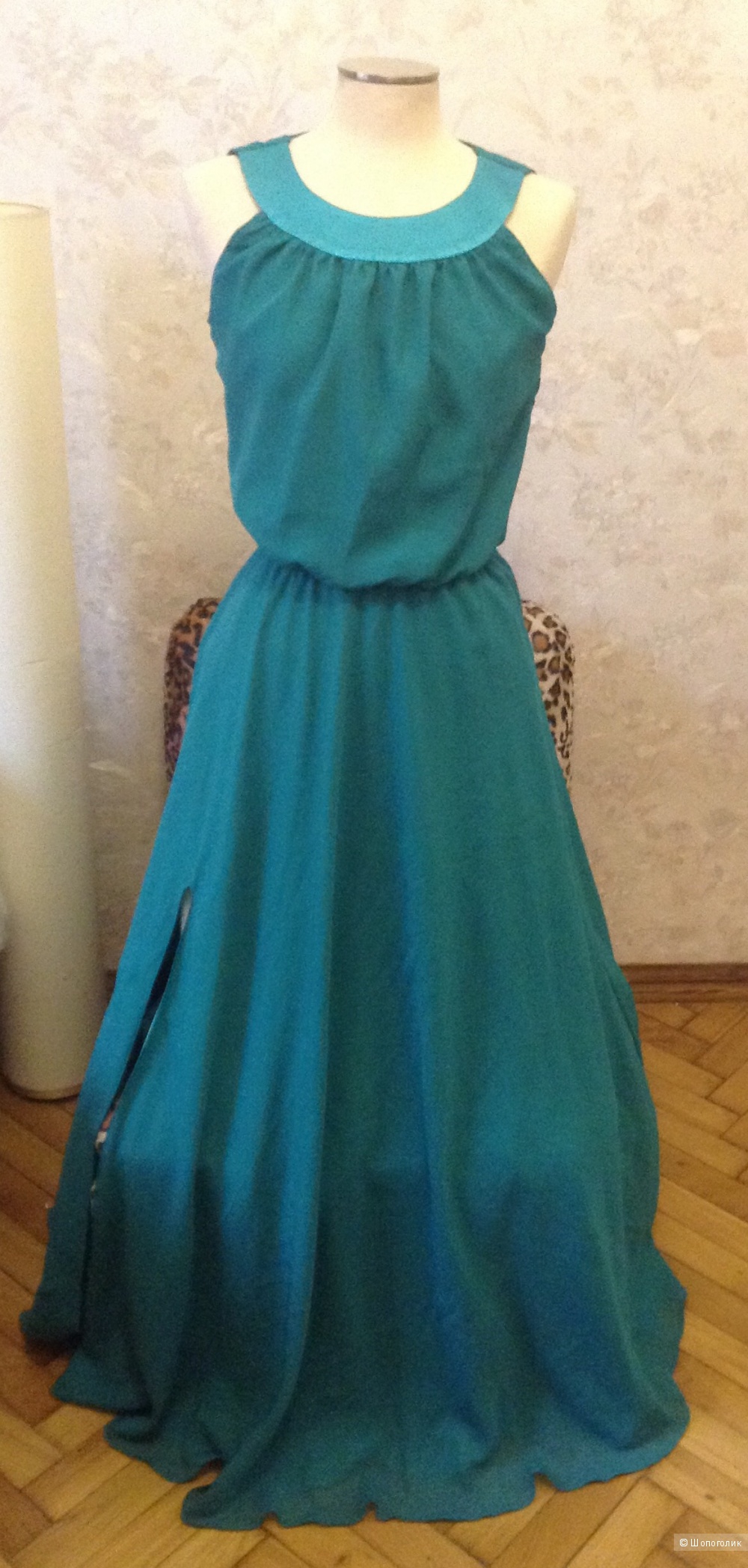 Платье изумрудного цвета длинное с разрезом и вырезом "капелька" на спинке