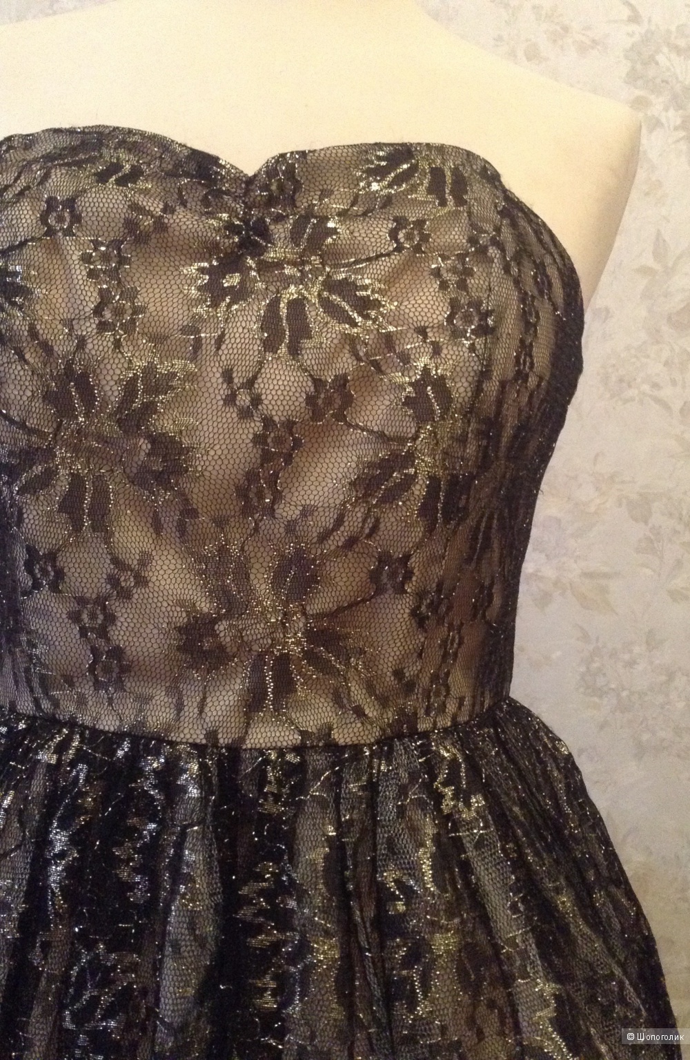Нарядное платье -корсаж из кружевной черной ткани с золотом