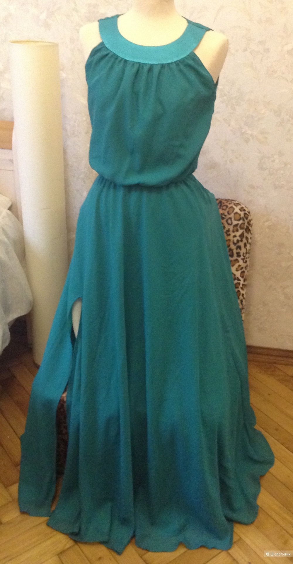 Платье изумрудного цвета длинное с разрезом и вырезом "капелька" на спинке