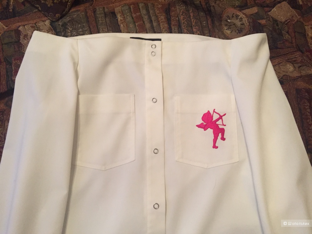 Белая блузка со спущенными плечами