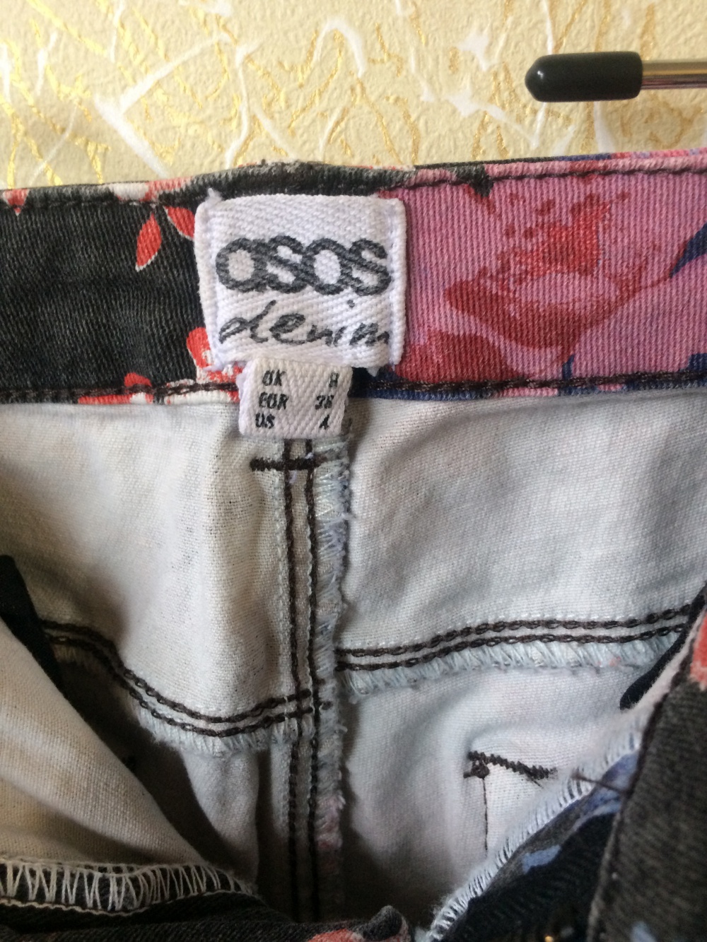 Джинсы с цветочным принятом ASOS denim