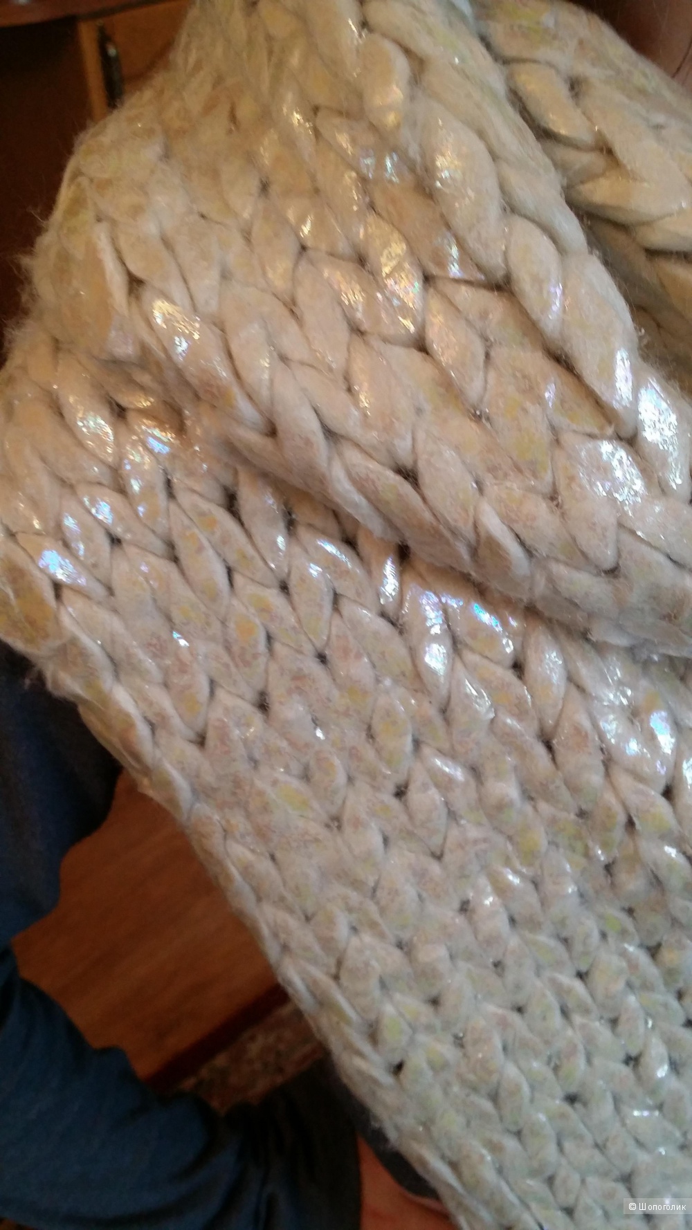 Объемный перламутровый шарф H&M цвета сливок.