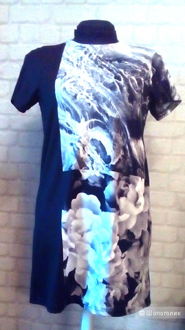 Платье из скубы с высоким воротом и фотопринтом ASOS
