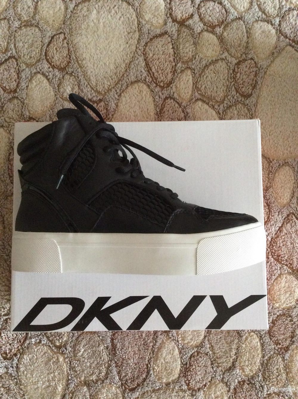 Сникерсы на платформе DKNY 38 р новые