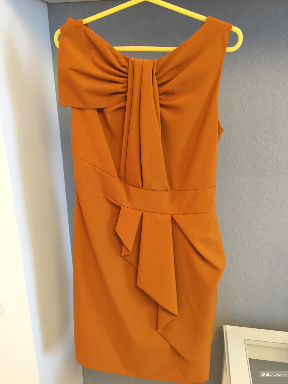 Оранжево-горчичное платье