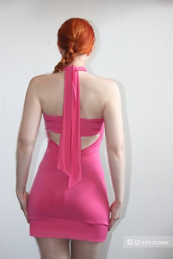 Розовое платье из трикотажа.