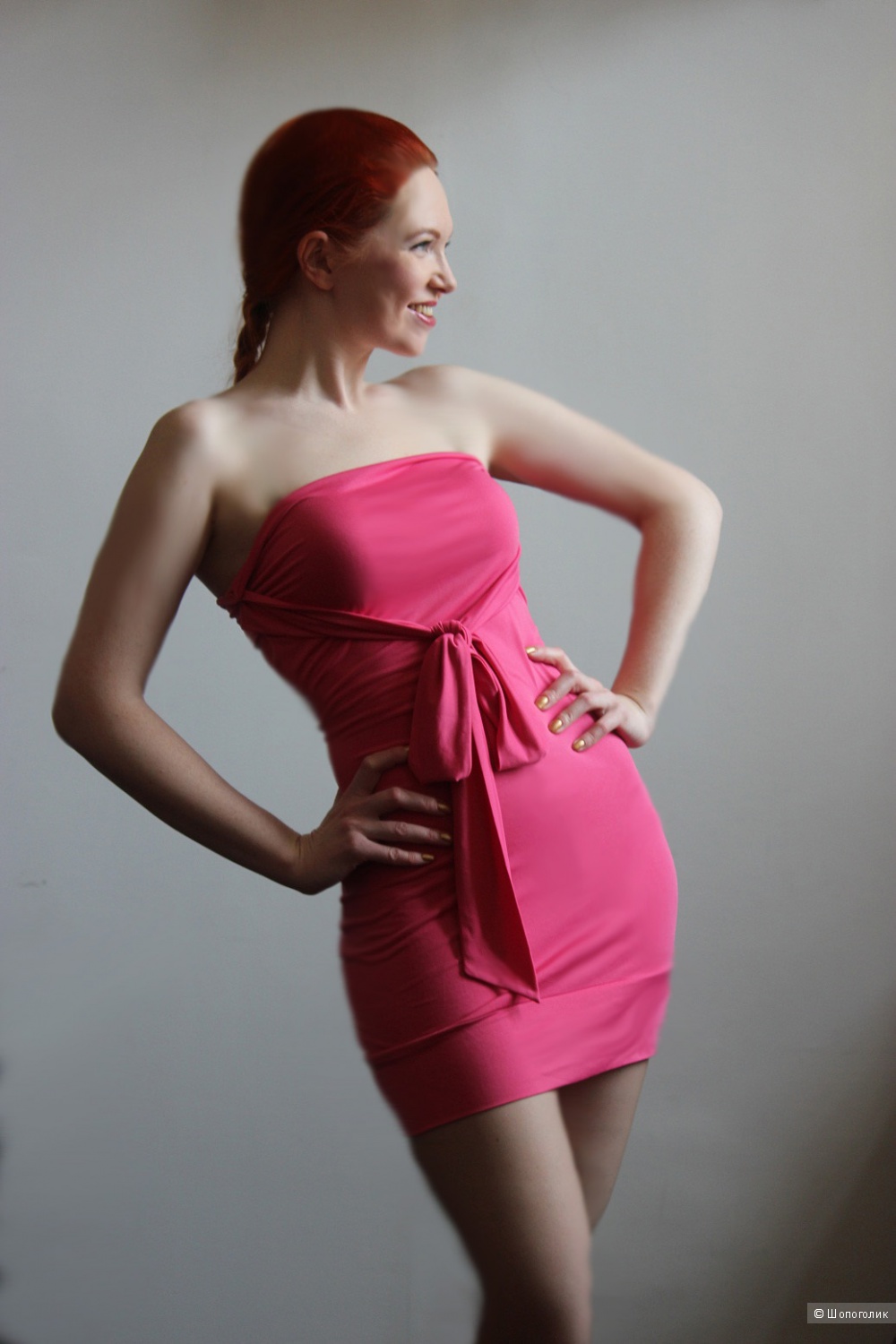 Розовое платье из трикотажа.