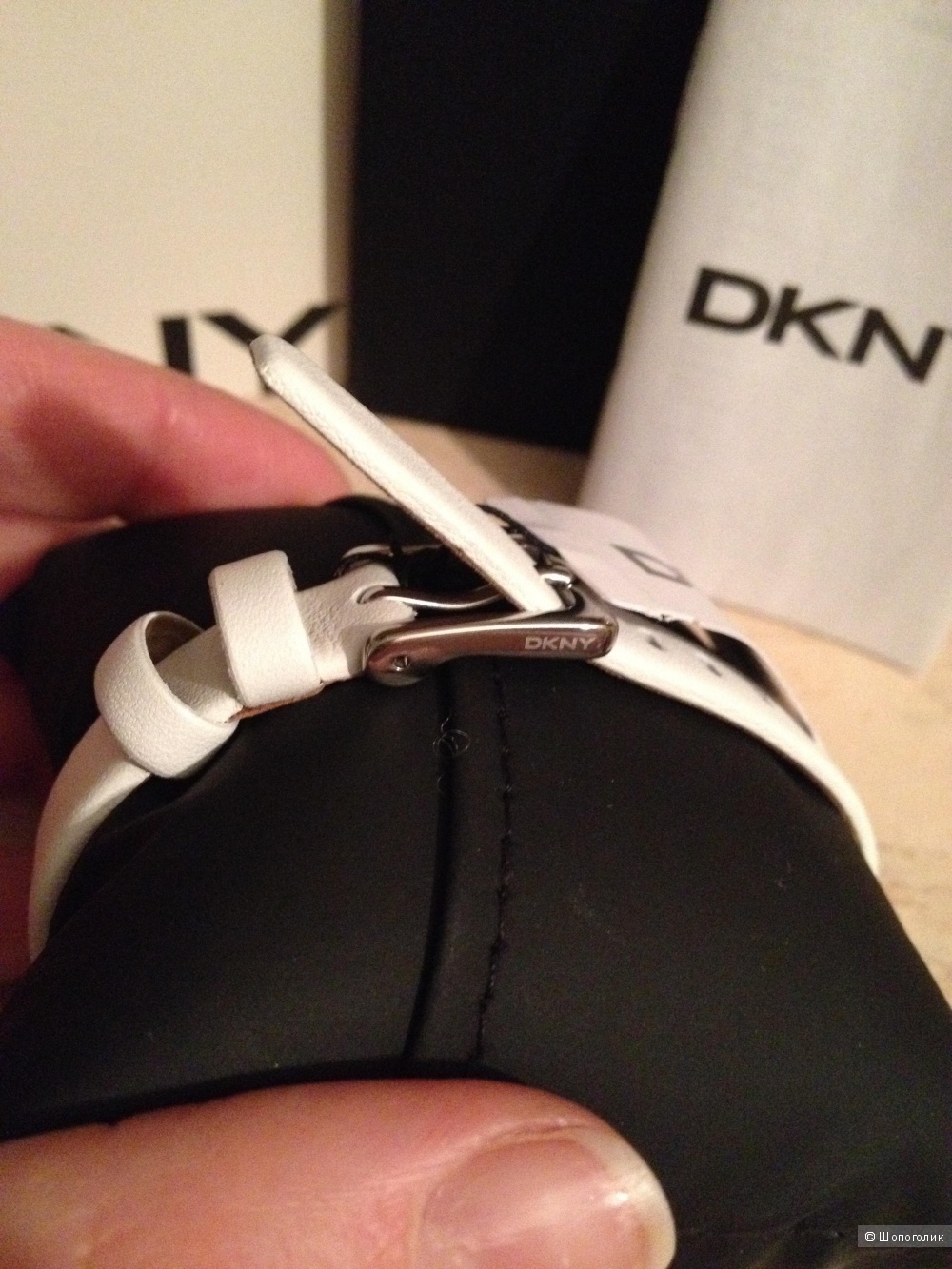 Оригинальные часы DKNY на белом кожаном ремешке.